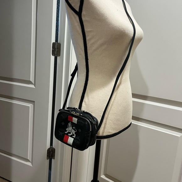 MCM LION PRINCESS SMALL SLING BAG - Picture 9 of 10